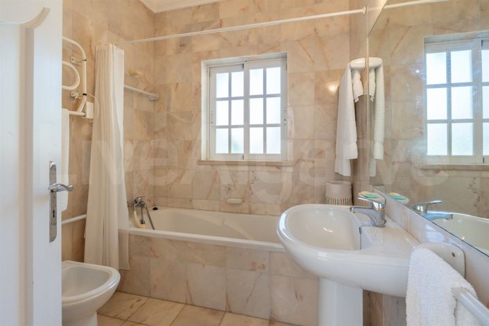 Image No.25-6 Bed House for sale