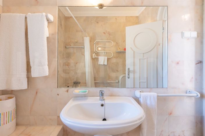 Image No.26-6 Bed House for sale