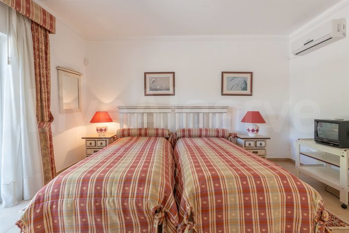 Image No.28-6 Bed House for sale