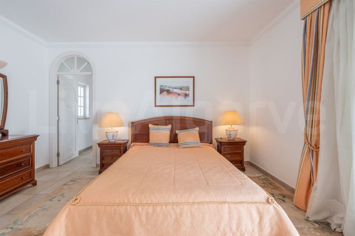 Image No.36-6 Bed House for sale