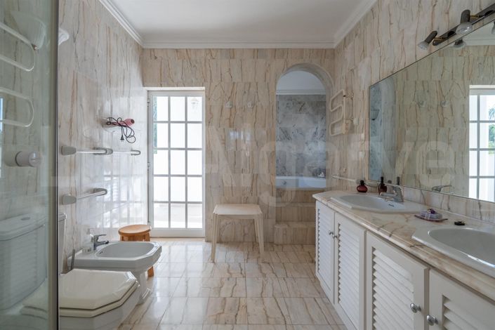 Image No.38-6 Bed House for sale