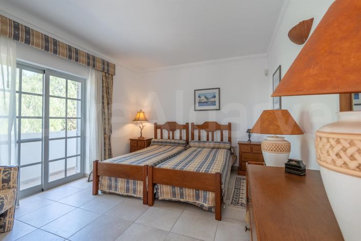 Image No.42-6 Bed House for sale