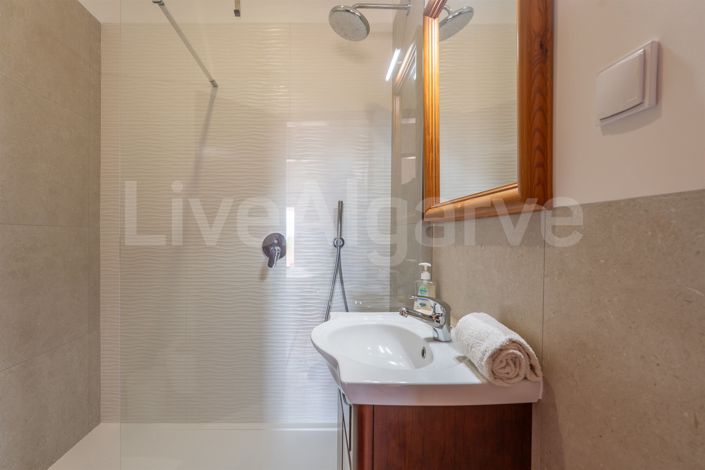 Image No.17-5 Bed House for sale
