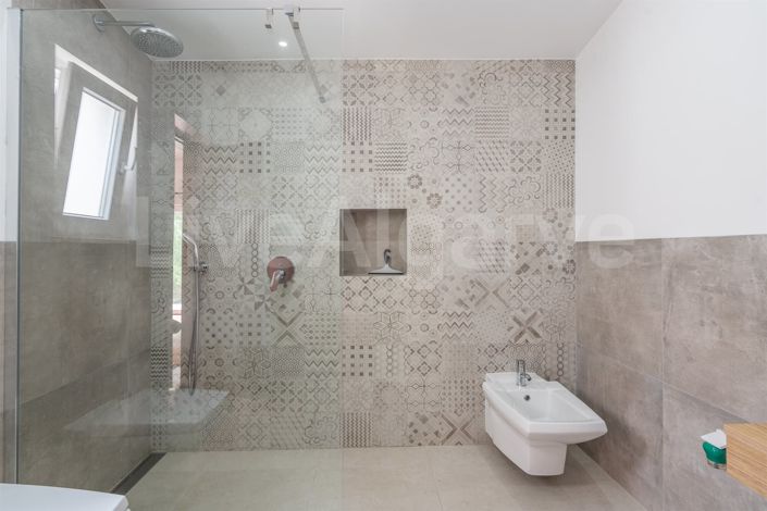 Image No.20-5 Bed House for sale