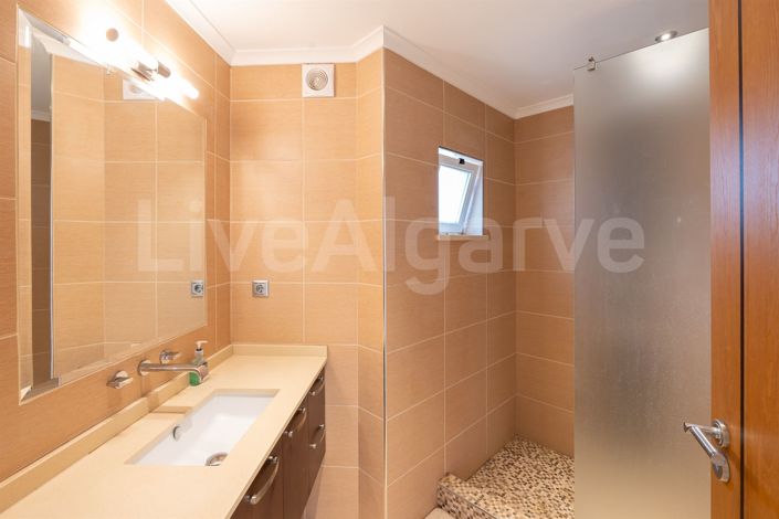 Image No.22-4 Bed House for sale