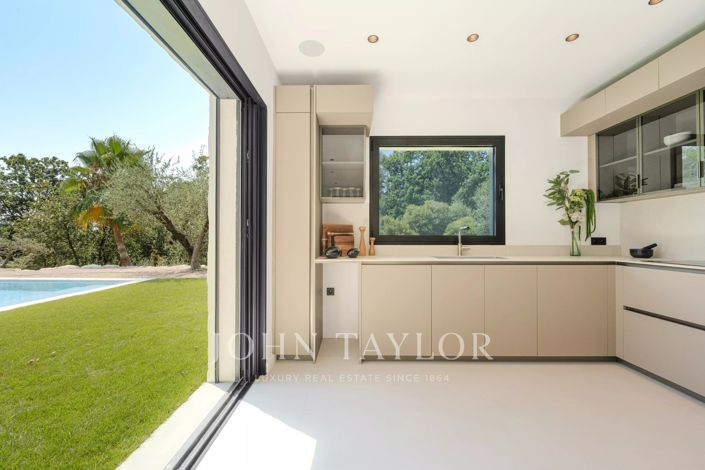 Image No.8-4 Bed House for sale