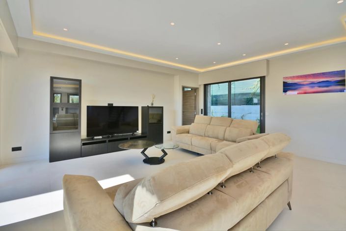 Image No.12-5 Bed House for sale