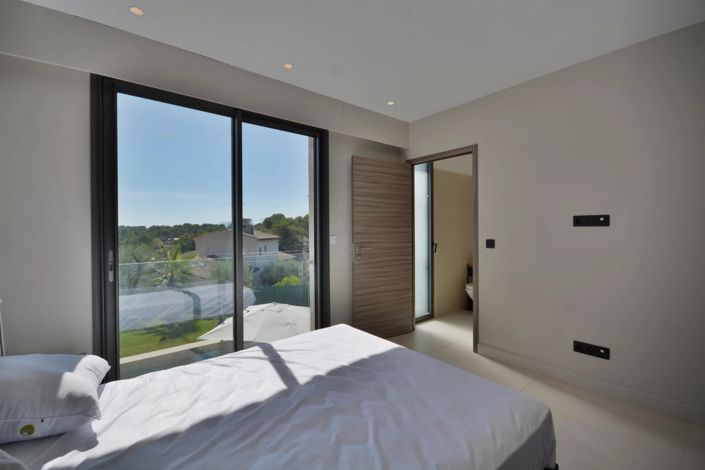 Image No.19-5 Bed House for sale