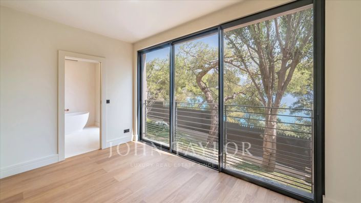 Image No.31-6 Bed House for sale