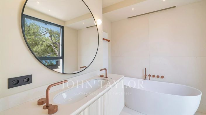 Image No.32-6 Bed House for sale
