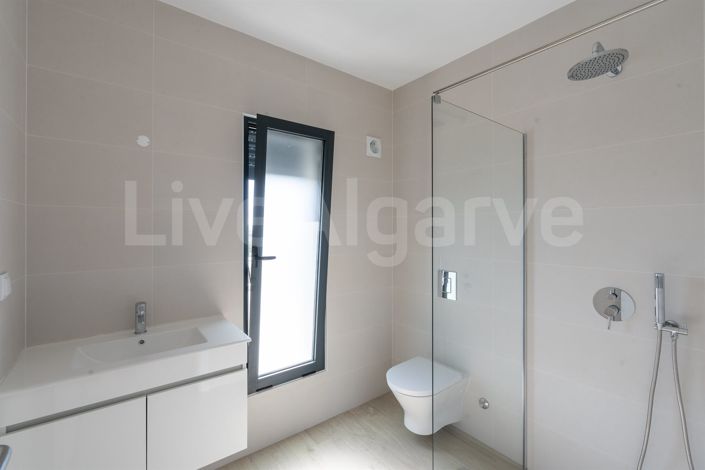 Image No.28-4 Bed House for sale