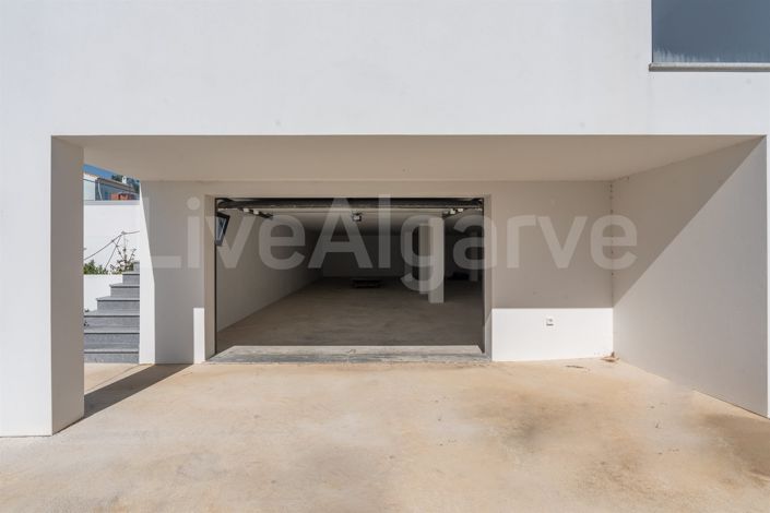 Image No.36-4 Bed House for sale