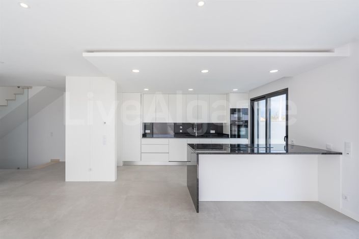 Image No.11-4 Bed House for sale