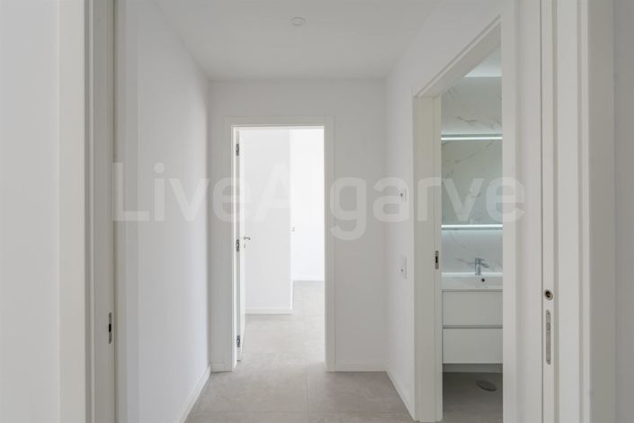 Image No.15-4 Bed House for sale