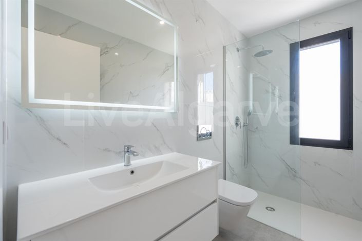 Image No.16-4 Bed House for sale