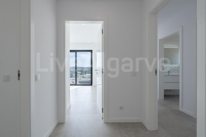 Image No.19-4 Bed House for sale