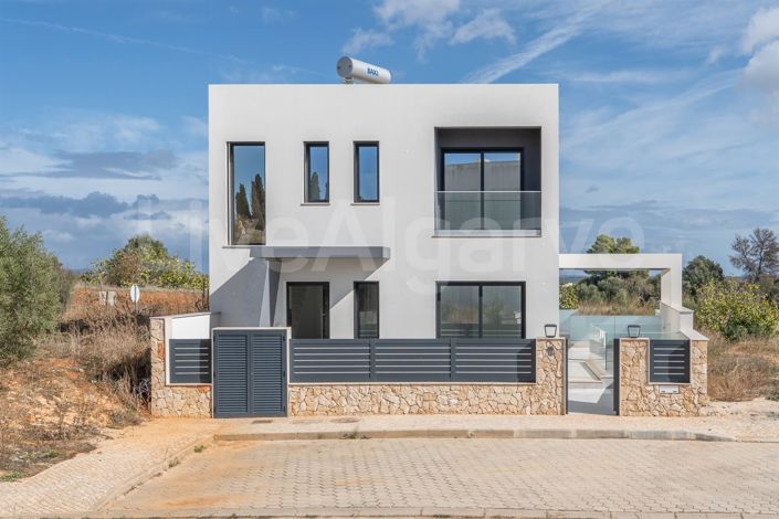 Image No.2-4 Bed House for sale