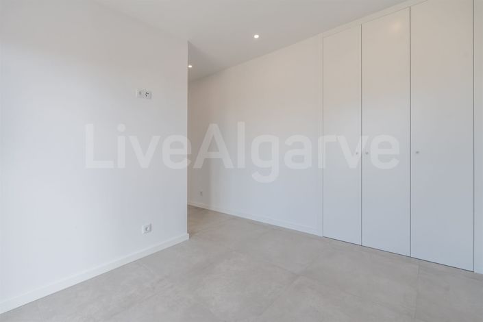 Image No.23-4 Bed House for sale