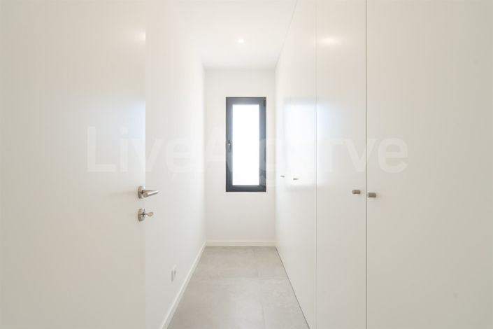 Image No.24-4 Bed House for sale