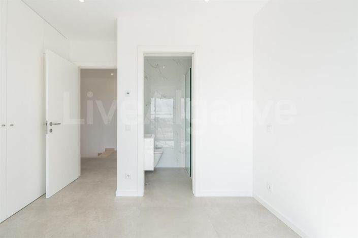 Image No.29-4 Bed House for sale