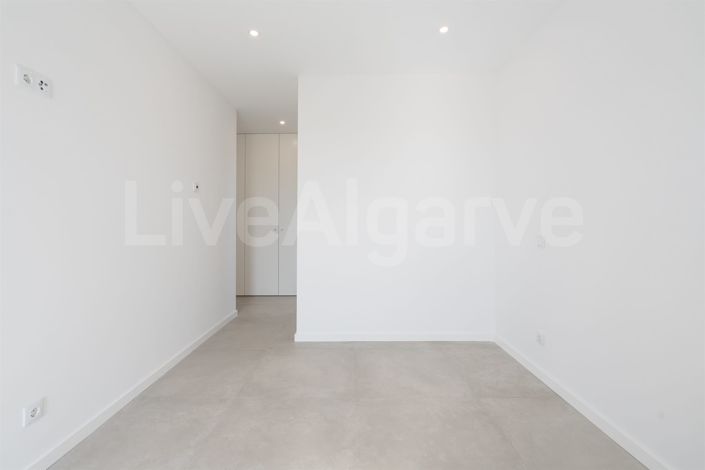 Image No.33-4 Bed House for sale