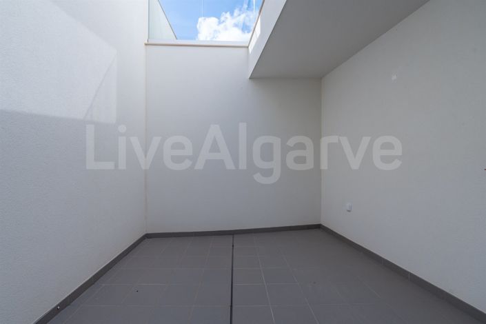 Image No.37-4 Bed House for sale