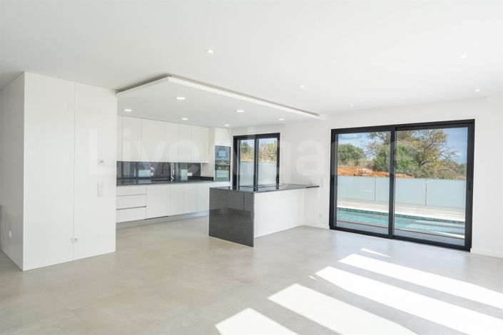 Image No.6-4 Bed House for sale