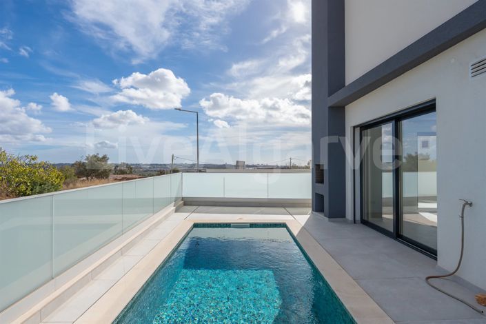 Image No.8-4 Bed House for sale