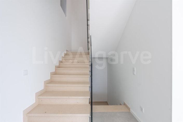 Image No.12-4 Bed House for sale