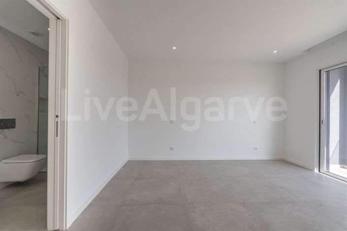 Image No.14-4 Bed House for sale