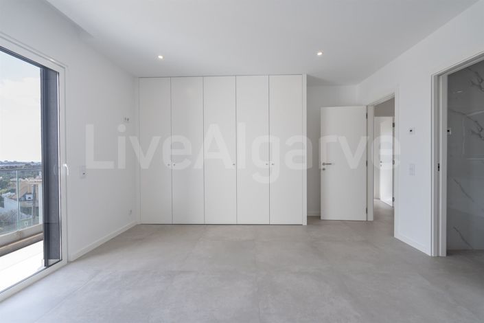 Image No.16-4 Bed House for sale