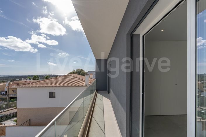 Image No.18-4 Bed House for sale