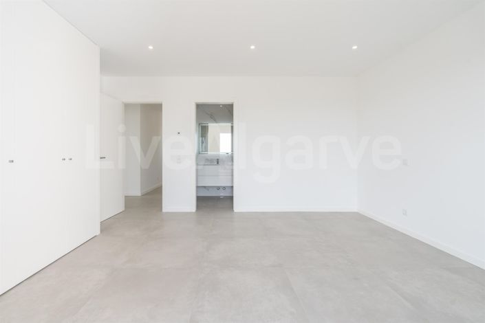 Image No.19-4 Bed House for sale
