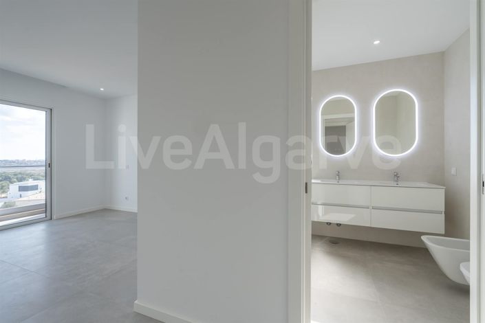 Image No.20-4 Bed House for sale