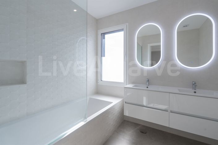 Image No.21-4 Bed House for sale
