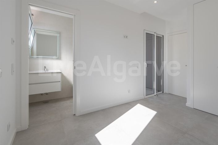 Image No.24-4 Bed House for sale