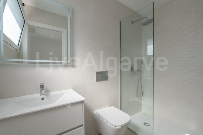 Image No.25-4 Bed House for sale