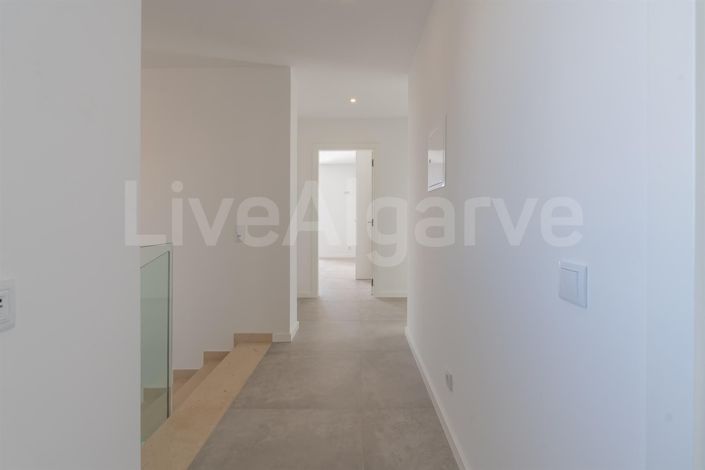 Image No.26-4 Bed House for sale