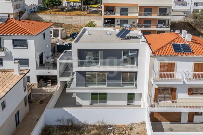 Image No.3-4 Bed House for sale