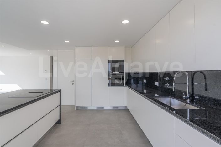 Image No.8-4 Bed House for sale