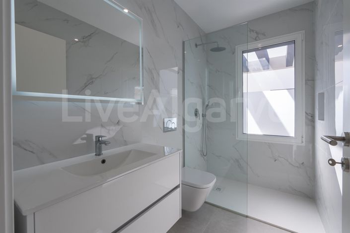 Image No.9-4 Bed House for sale