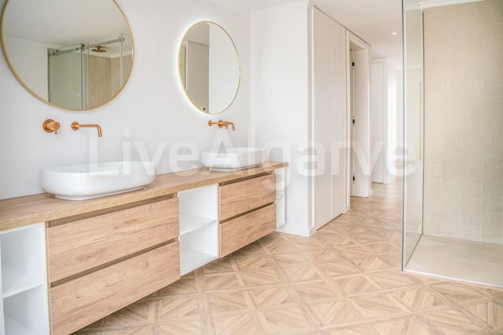 Image No.15-5 Bed House for sale