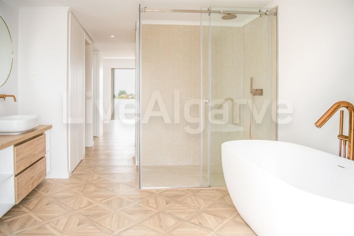 Image No.16-5 Bed House for sale