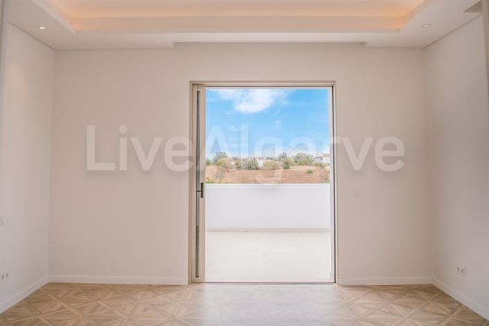 Image No.18-5 Bed House for sale