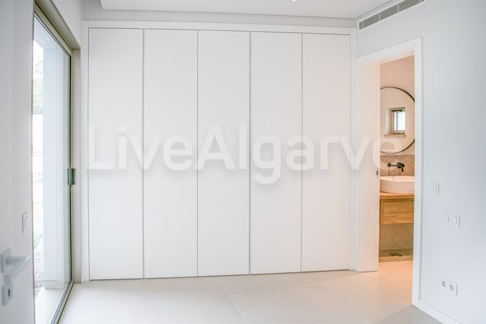 Image No.22-5 Bed House for sale