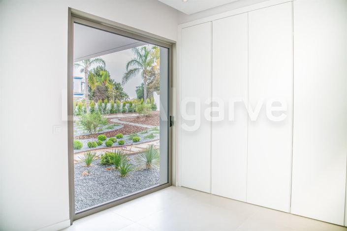 Image No.24-5 Bed House for sale
