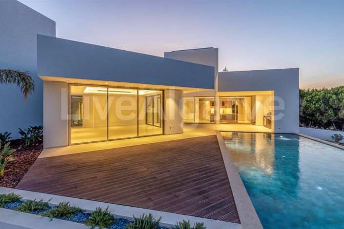 Image No.30-5 Bed House for sale
