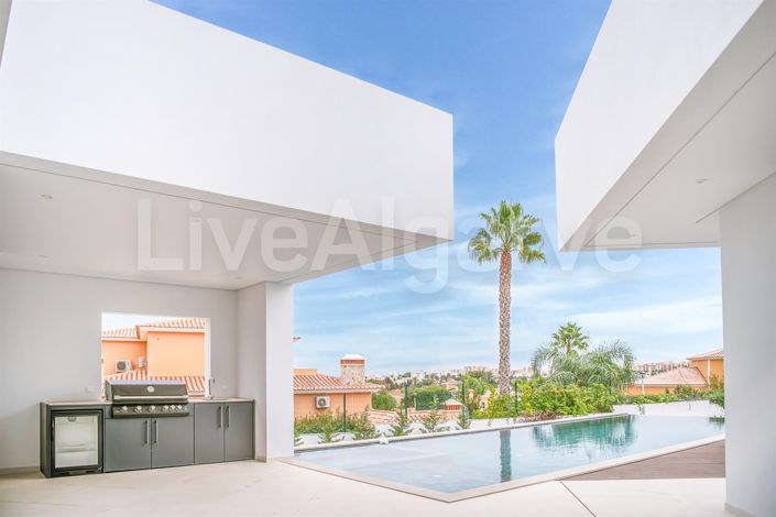 Image No.9-5 Bed House for sale