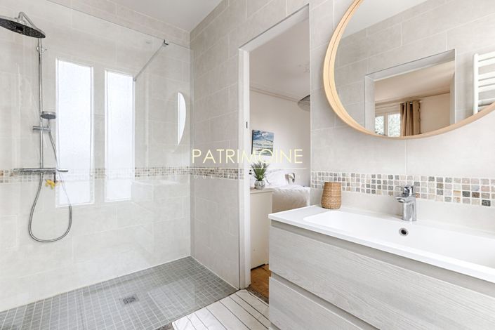 Image No.9-6 Bed House for sale