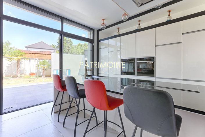 Image No.8-4 Bed House for sale